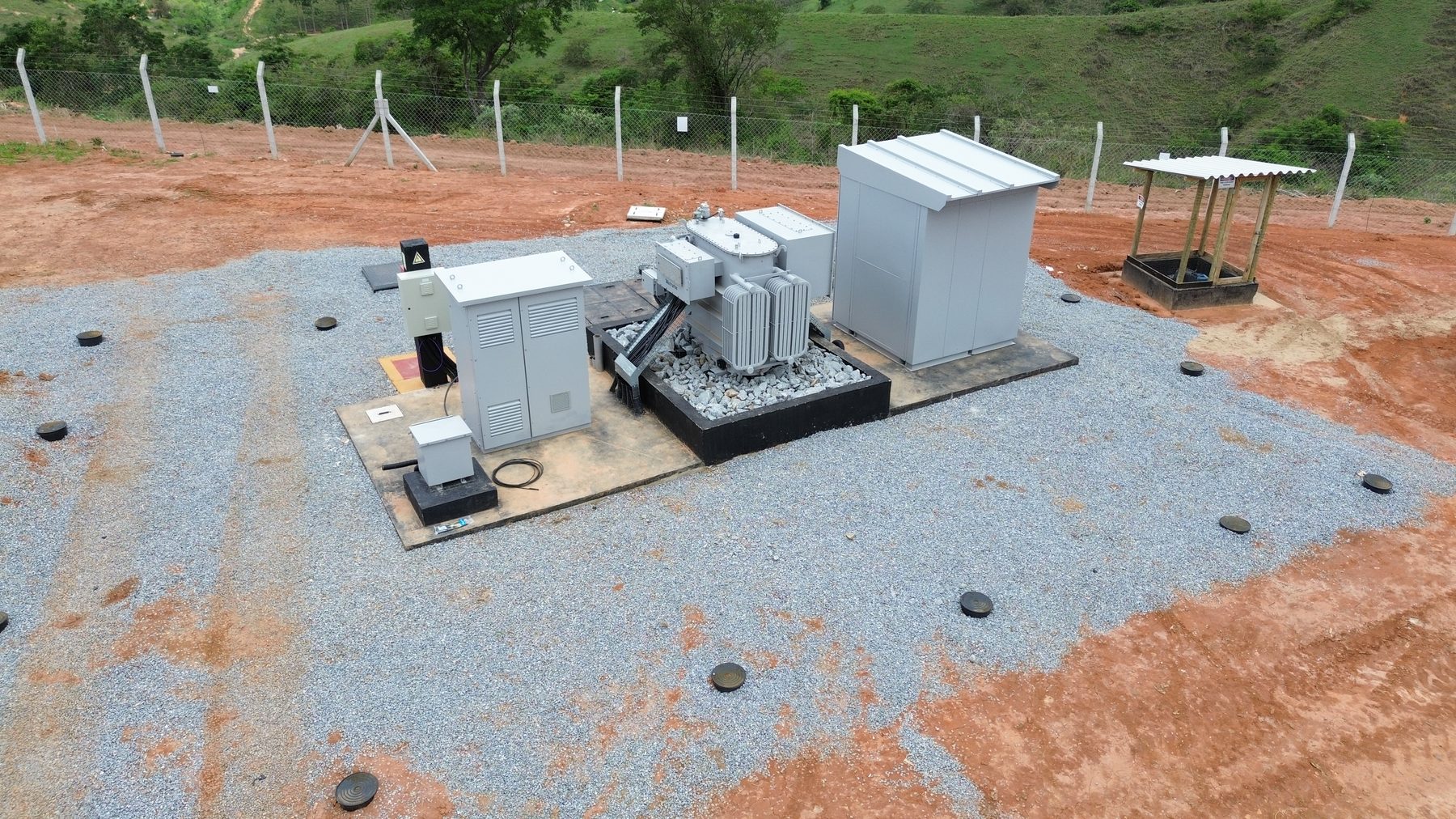 Subestação e casa de comando de usina fotovoltaica executada pela Soluxis