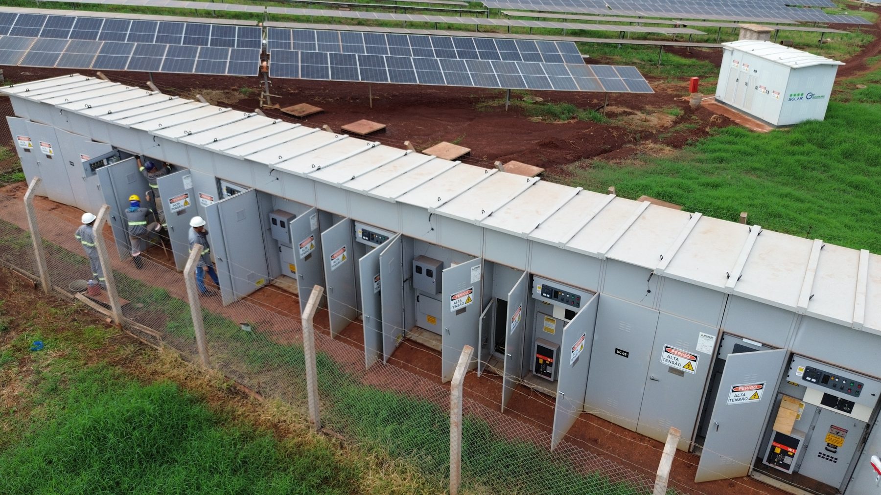 Fileira de skids e inversores em usina fotovoltaica
