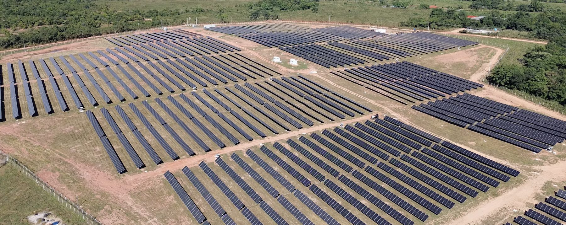 Vista aérea de usina fotovoltaica