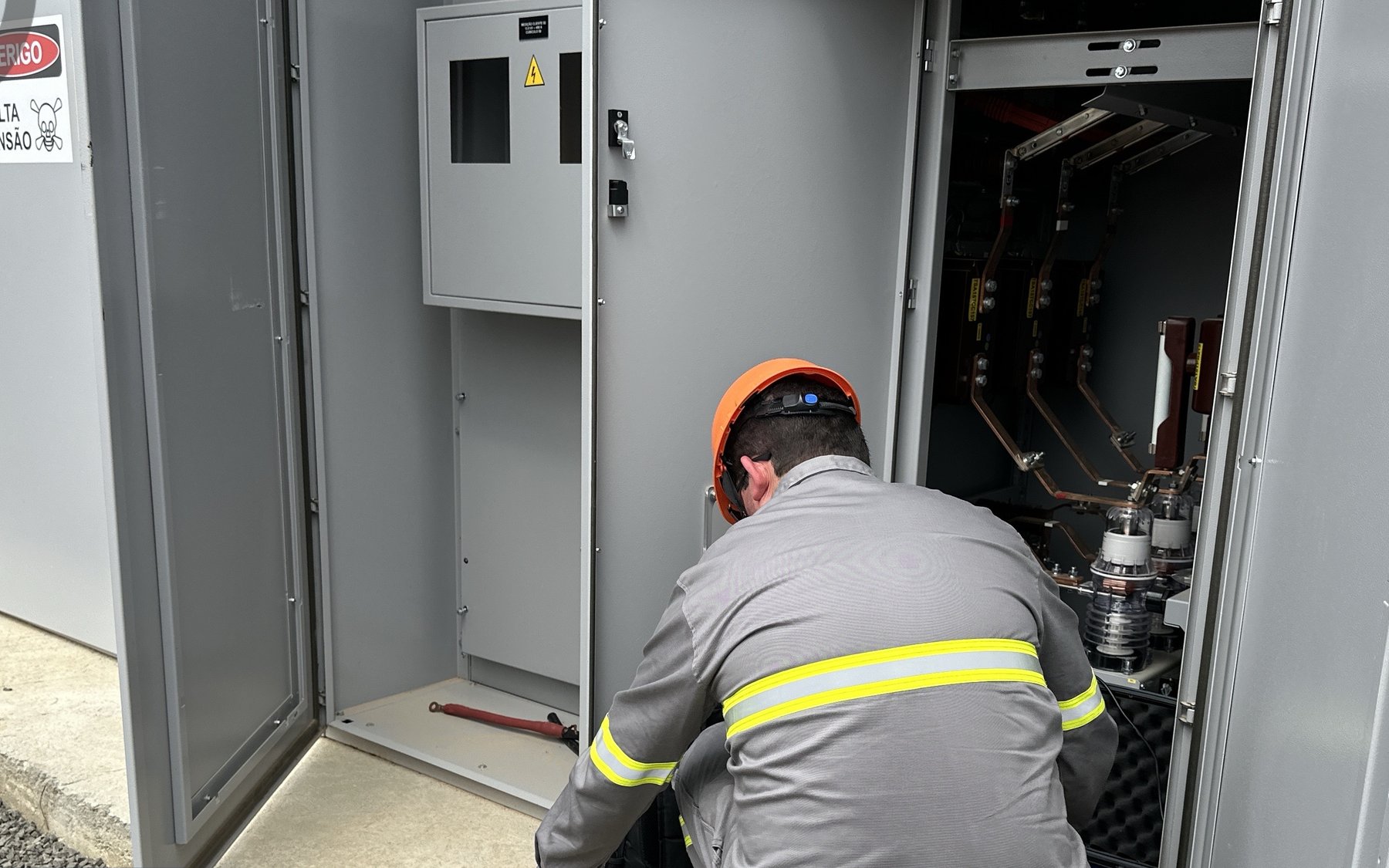 Técnico da Soluxis executando ensaio em cubículo de média tensão de subestação de conexão