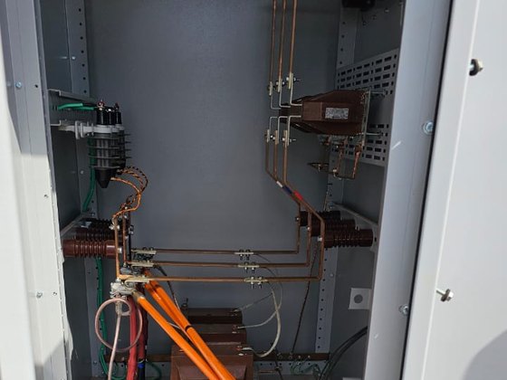 Bastões de aterramento temporário instalados em cubículo de média tensão