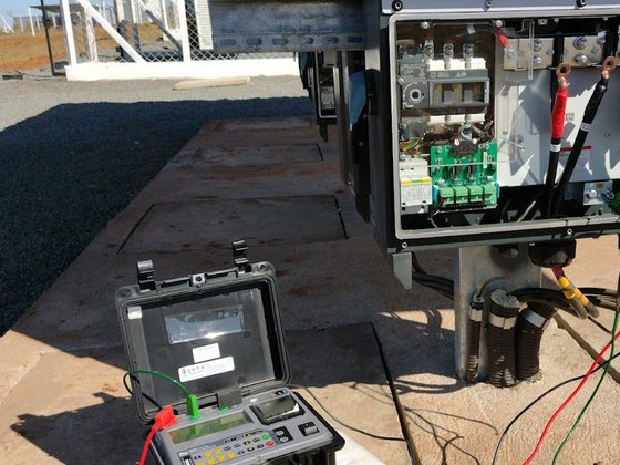 Terrômetro ligado ao quadro de aterramento em campo