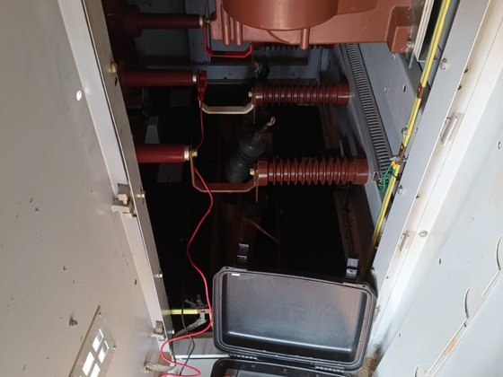 Megôhmetro de 10 kV conectado ao disjuntor de média tensão