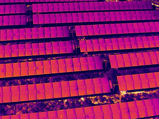 Imagem termográfica aérea de mesas de módulos fotovoltaicos