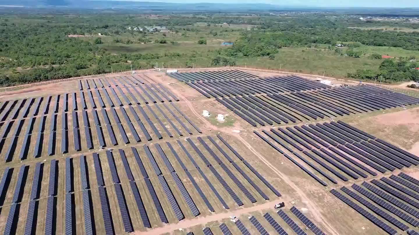 Vista aérea de usina fotovoltaica executada pela Soluxis