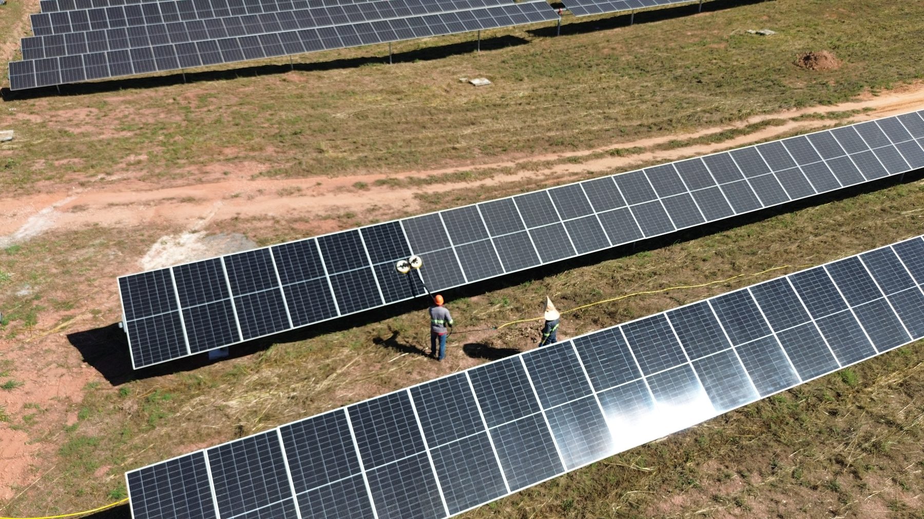 Limpeza de módulos fotovoltaicos em campo