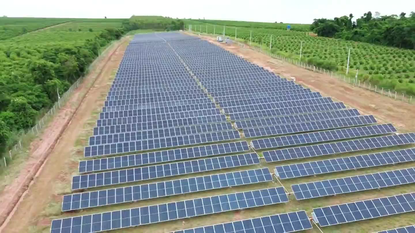 Vista aérea de usinas fotovoltaicas executadas pela Soluxis, da montagem da estrutura à planta concluída
