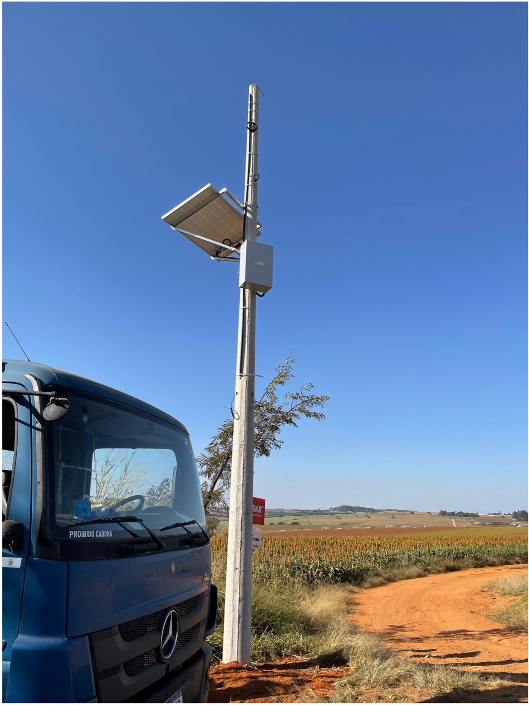Poste autônomo instalado em área rural