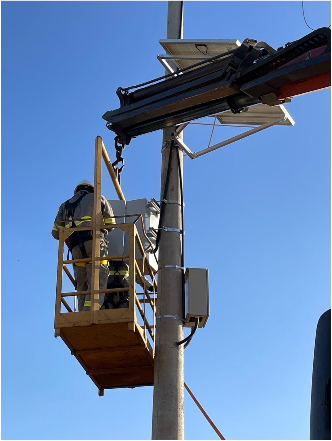 Poste autônomo de CFTV com módulo fotovoltaico e câmera