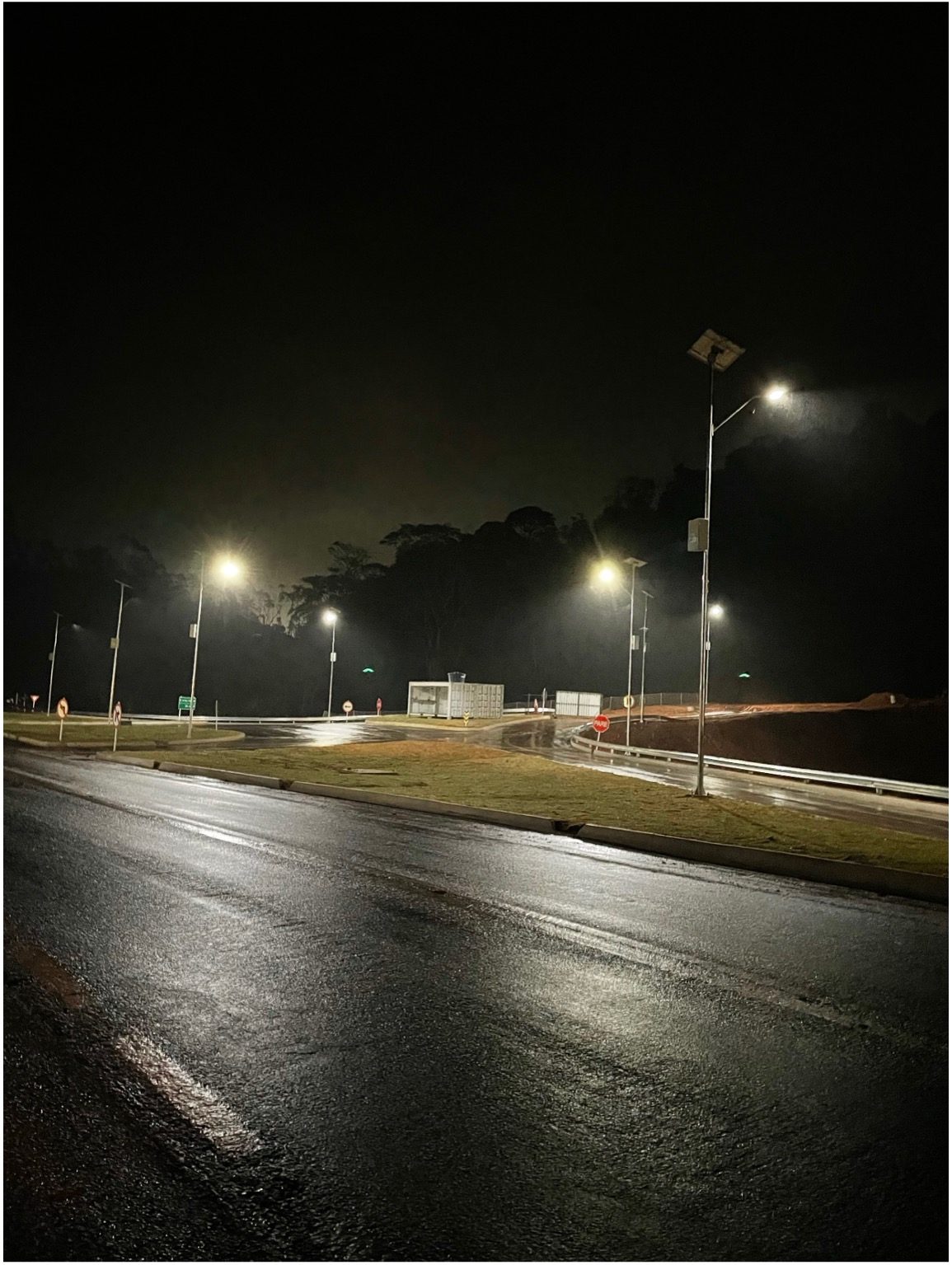 Trecho de via iluminado por postes autônomos
