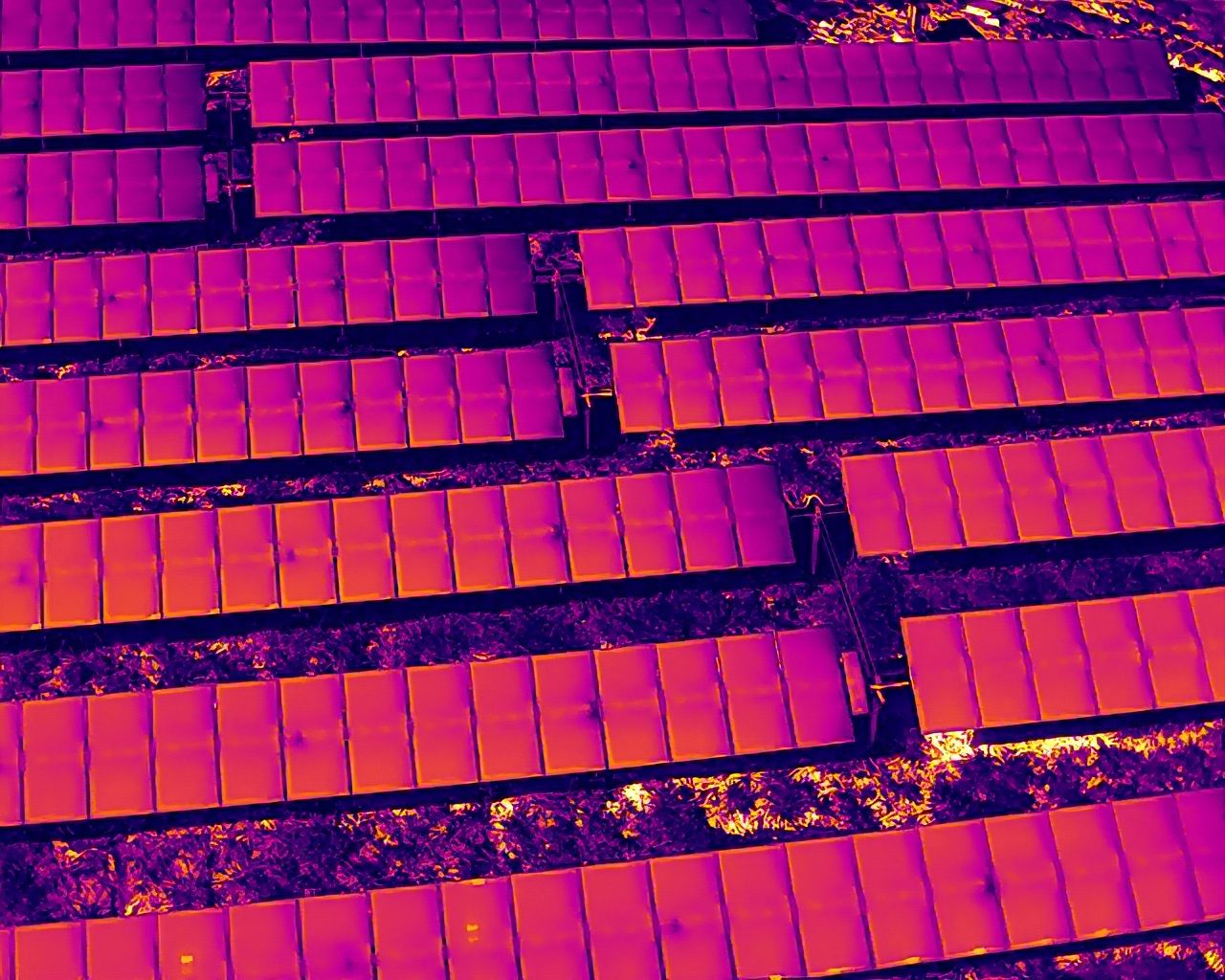 Varredura térmica aérea de mesas de módulos fotovoltaicos